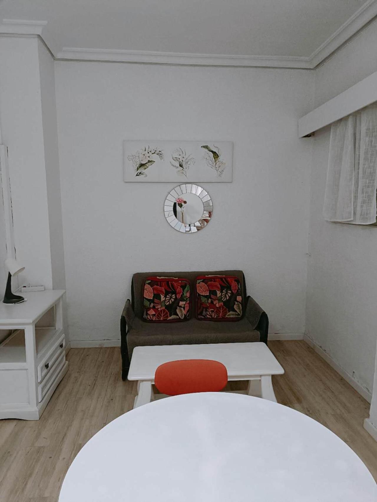 Appartement 8 Mins Walk To Train Station Cost Youth Séville